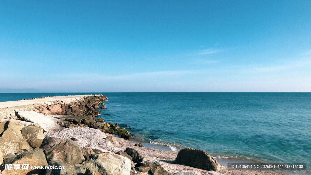 海边岩石景观碧海蓝天