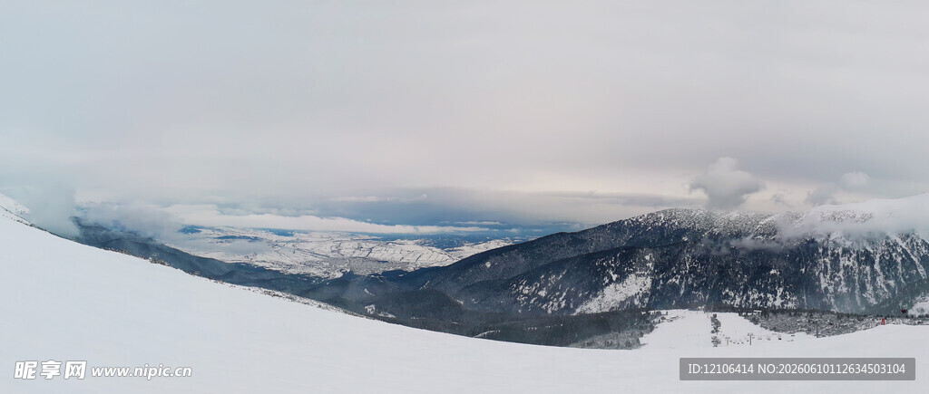 雪山远景风光