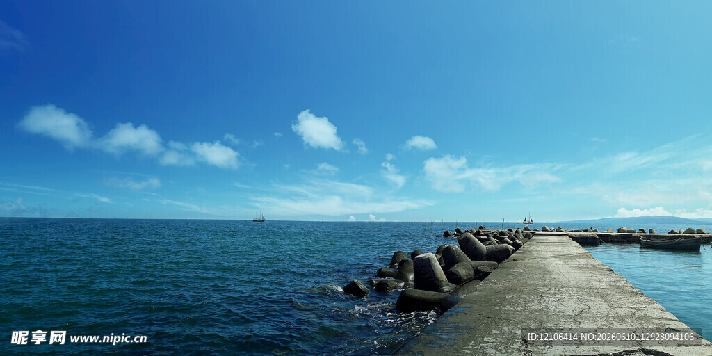 海边长堤伸向蔚蓝大海