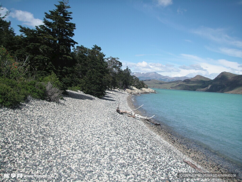 湖畔碎石滩蓝天碧水风景