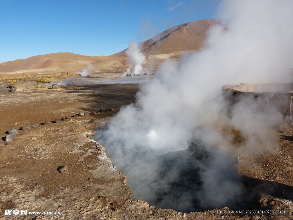 热气腾腾的大地温泉景观