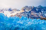 壮丽冰川与巍峨雪山景观