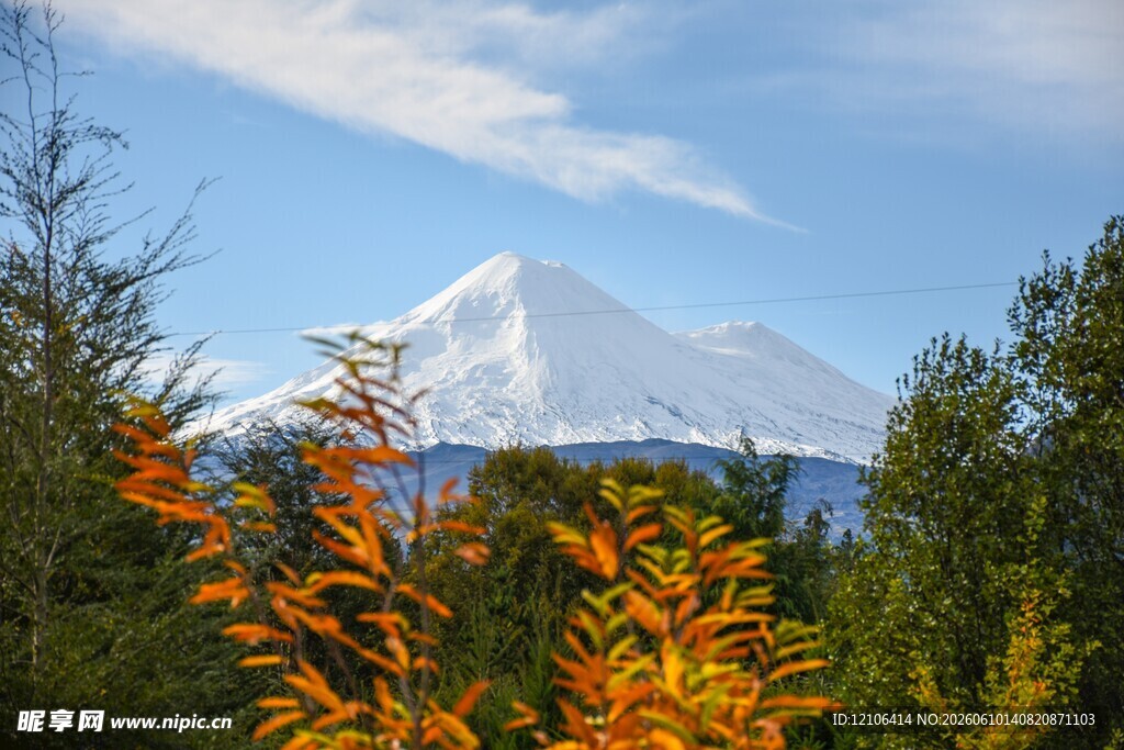 秋日山林中的巍峨雪山
