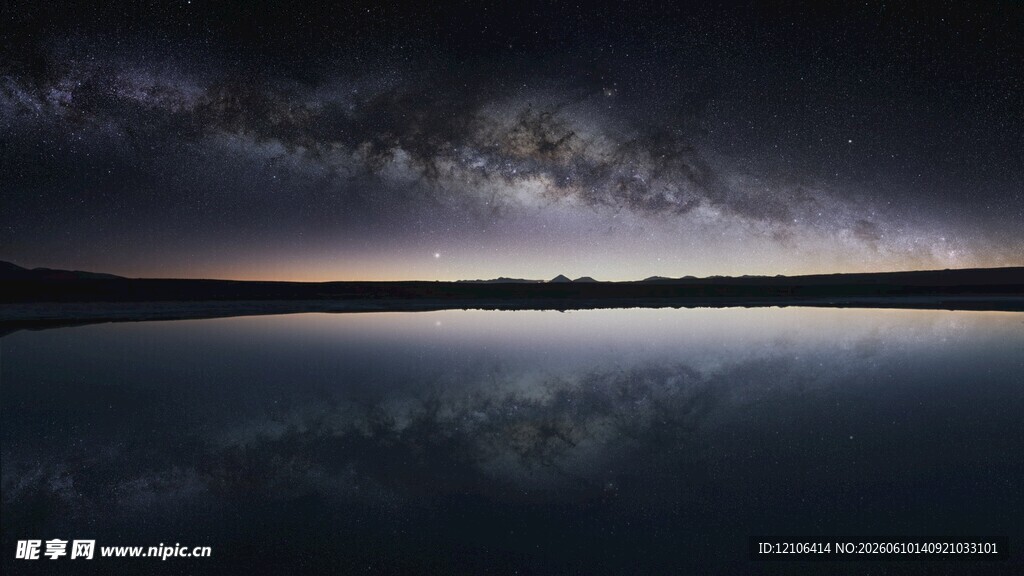 夜幕下平静湖面的梦幻倒影
