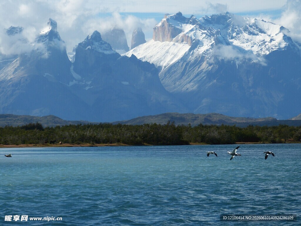 雪山湖畔美景