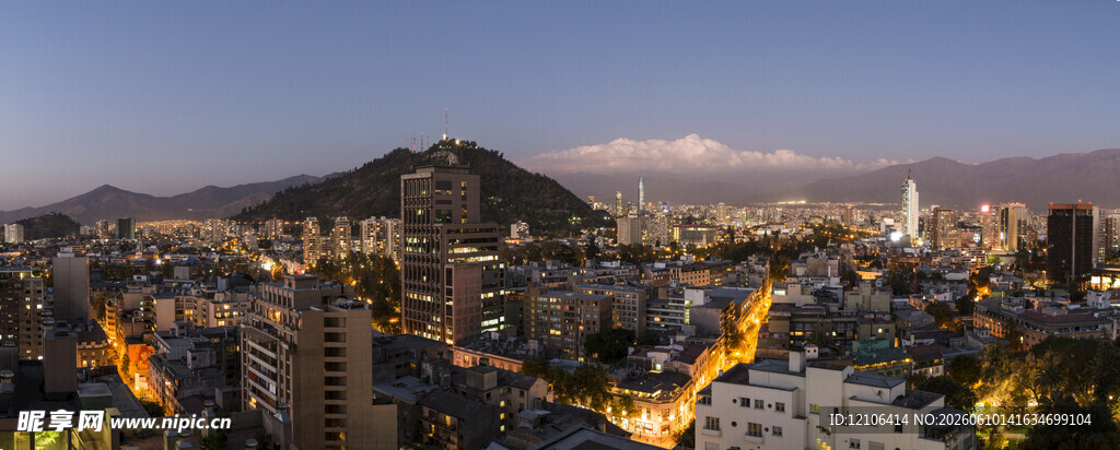 城市夜景与远山风光