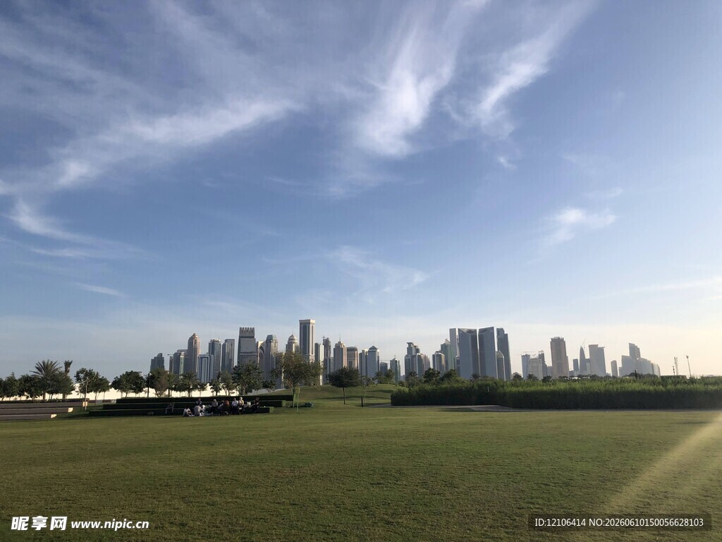 城市天际线与开阔草地景观