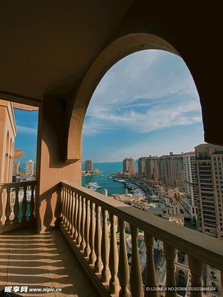 阳台远眺城市海景风光
