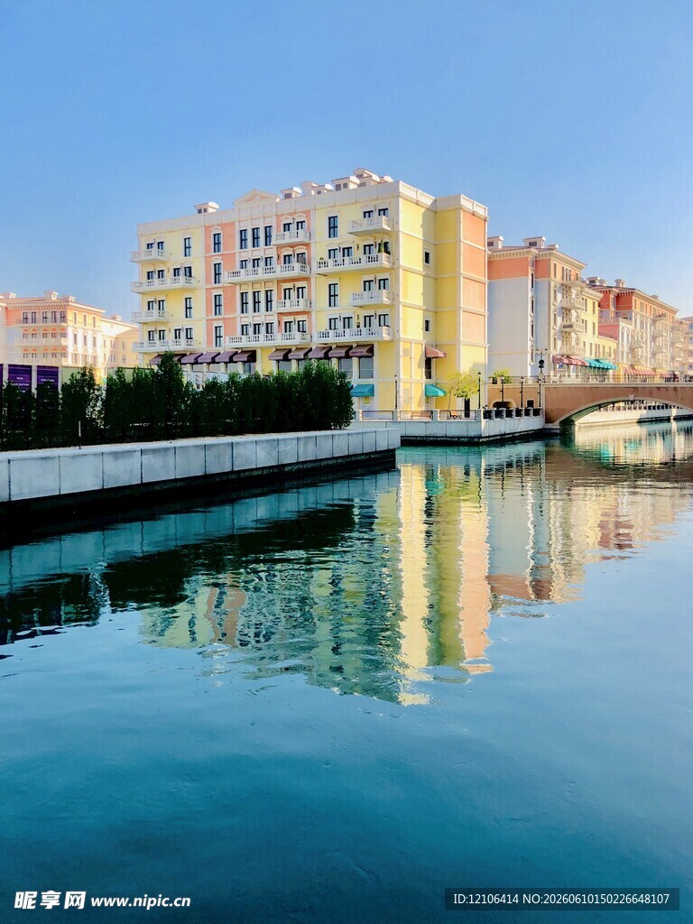 河畔多彩建筑与宁静水面