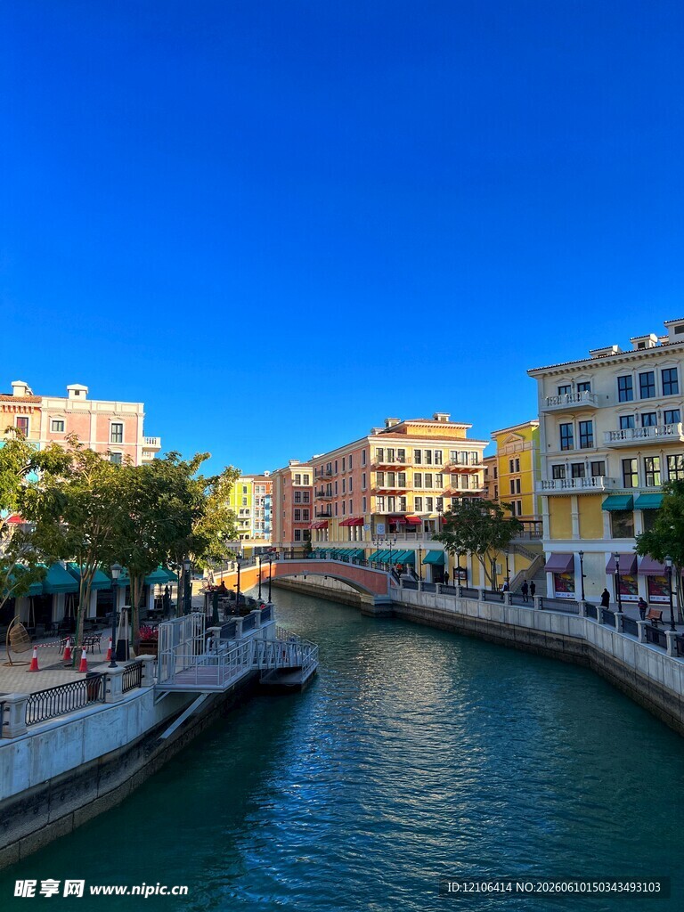 河畔多彩建筑风景