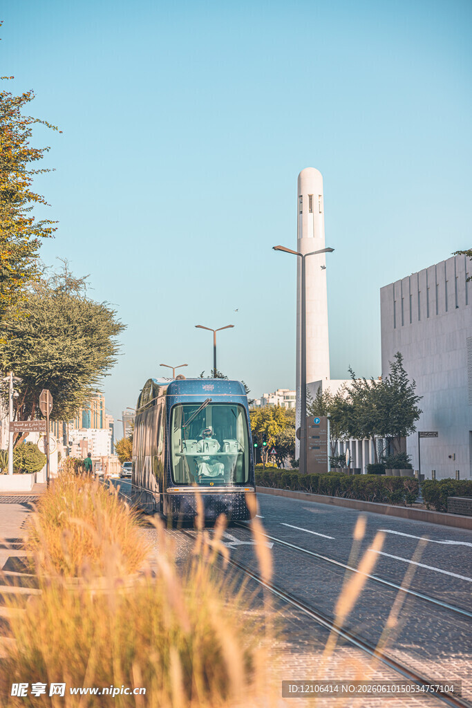 城市道路上的绿色公交车
