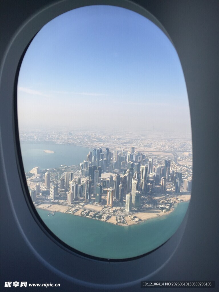 机窗俯瞰繁华都市景观