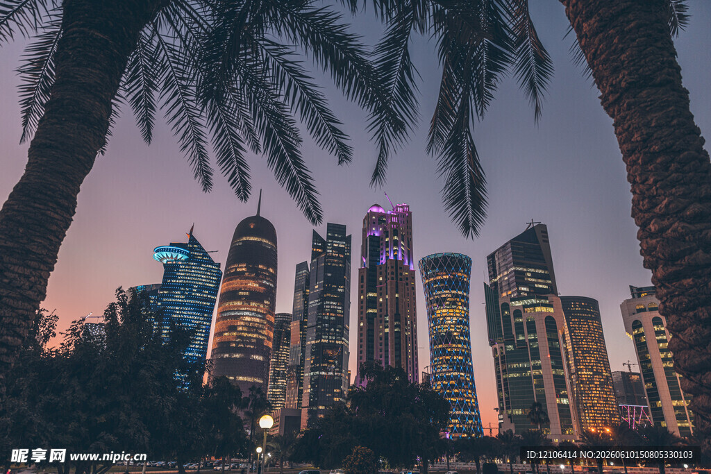 黄昏下的城市与棕榈树景观