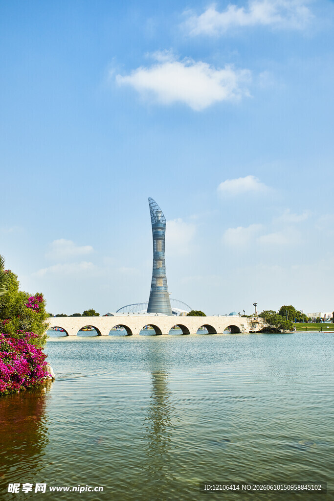 湖畔拱桥与现代建筑美景