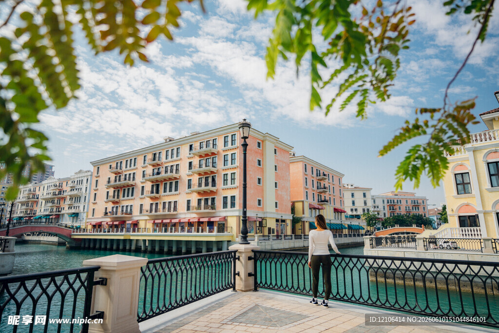 河畔多彩建筑旁的悠闲景致