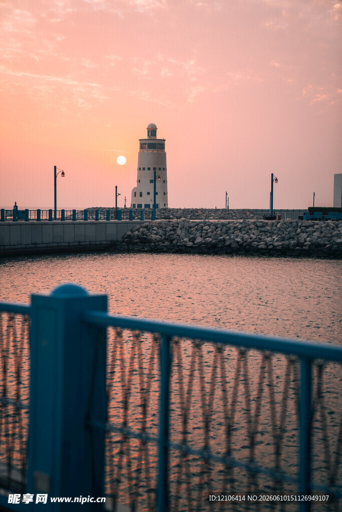 黄昏海边灯塔美景
