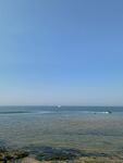 广阔海景下的浅滩风光
