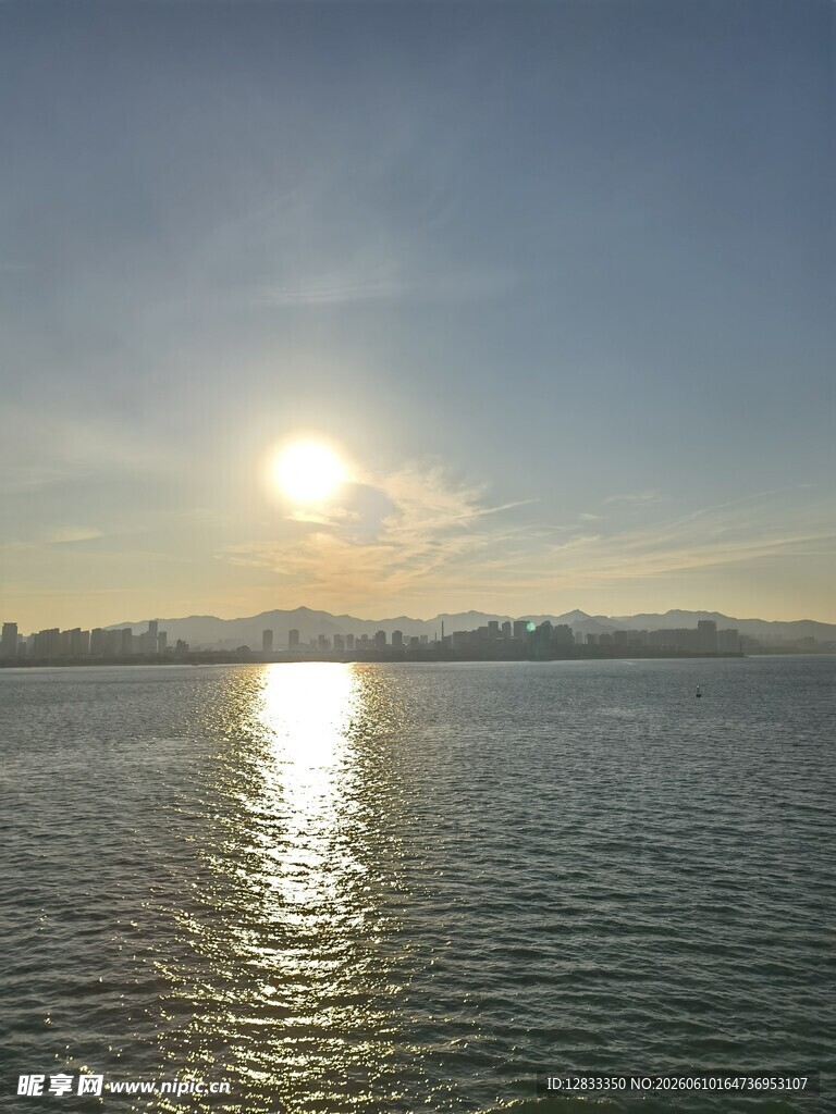 海上日出波光粼粼的美景