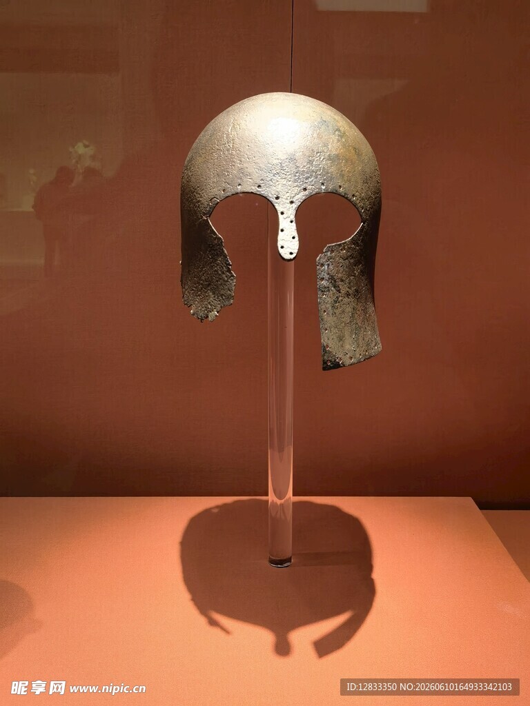 古代青铜头盔展示