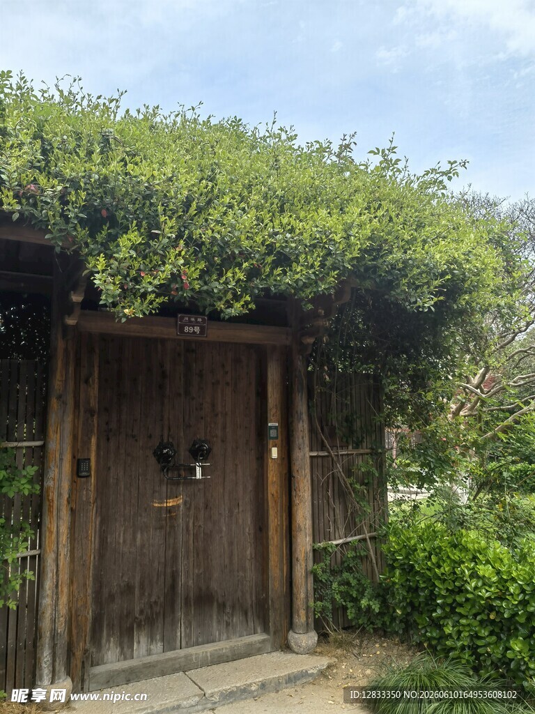 古朴藤蔓覆门的田园小屋