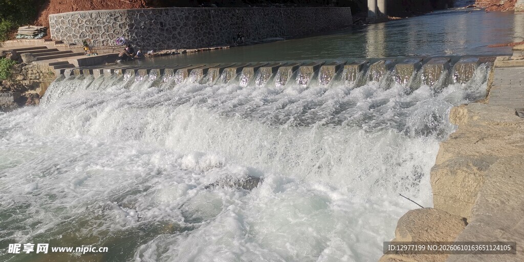 小型水坝水流倾泻景观