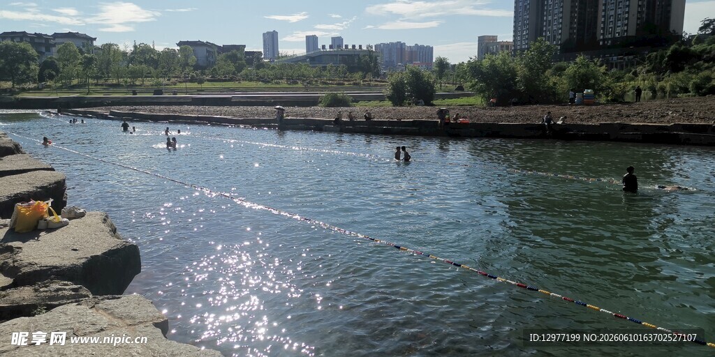 城市河畔的休闲游泳场景