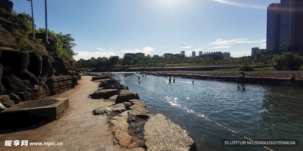 河畔风景 岸边石块与建筑