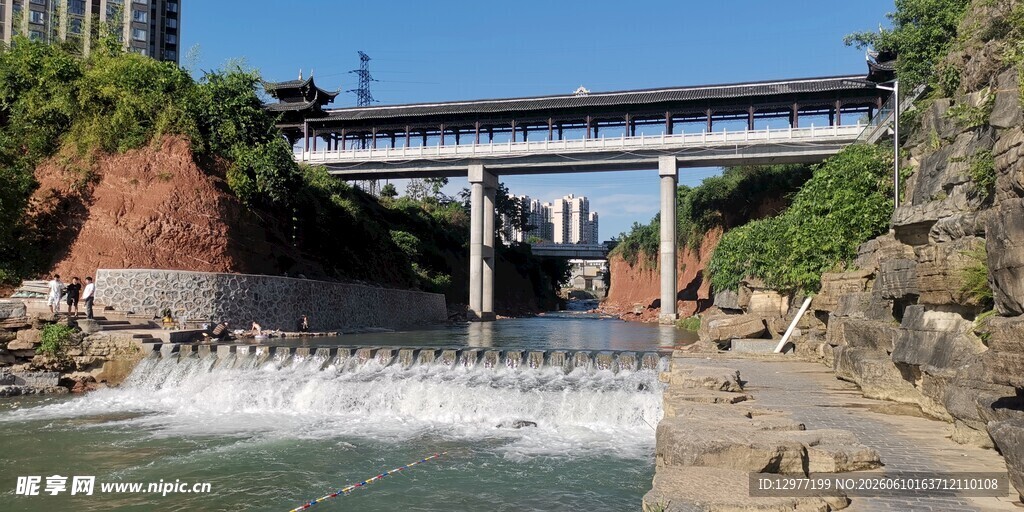 城市中的壮观水坝景观