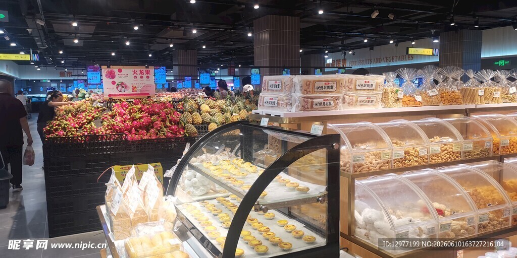 超市内琳琅满目的食品货架