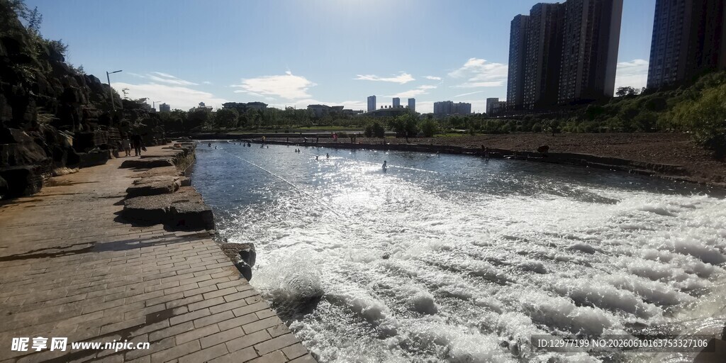 城市河畔湍急水流景观