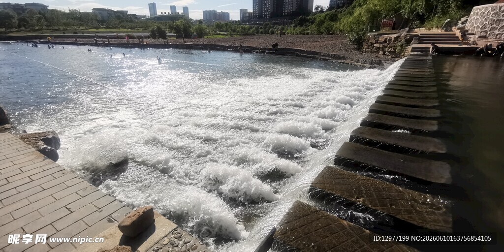 水坝水流倾泻景观