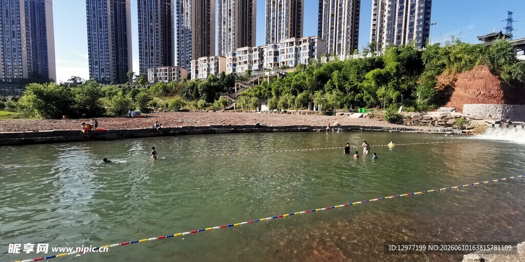 城市河畔休闲景象