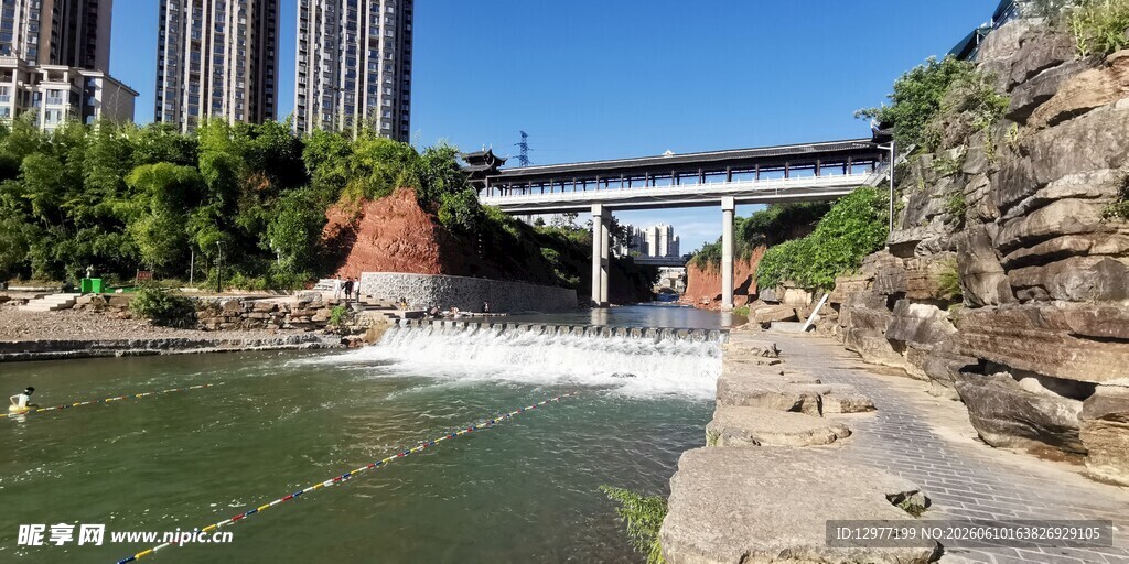 城市河畔瀑布景观