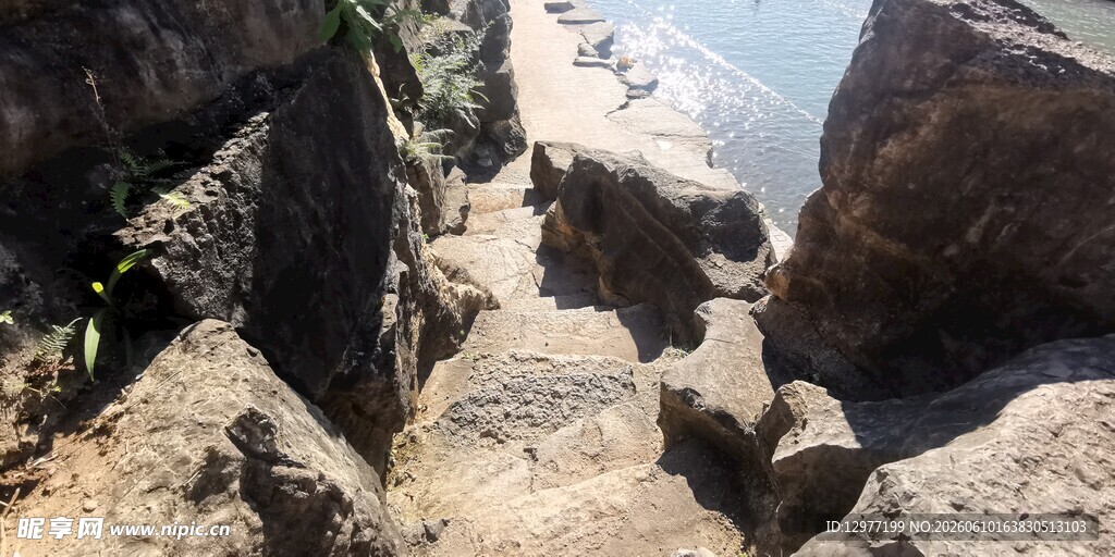 山间崎岖岩石小道