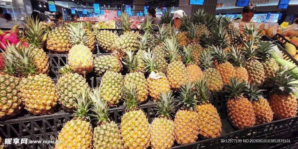 新鲜菠萝整齐摆放在摊位