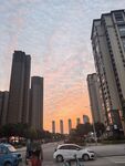 城市黄昏下的高楼与街道