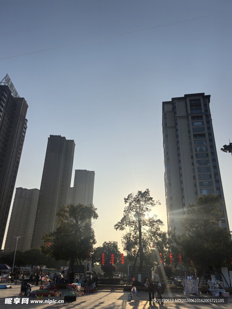城市黄昏下的热闹街头