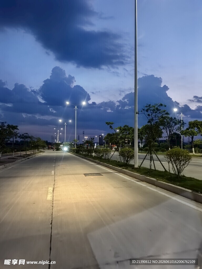 黄昏下的静谧道路