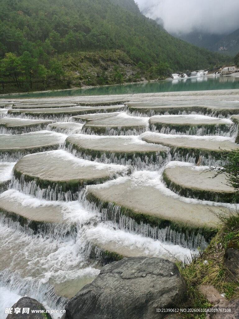 山间流水层层叠叠水梯田