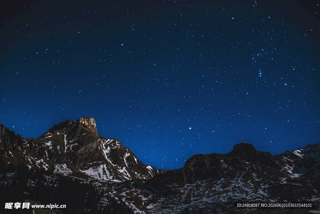 夜空下的巍峨山峦