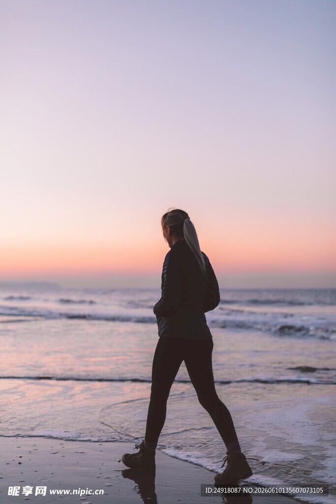 海边漫步的剪影女子