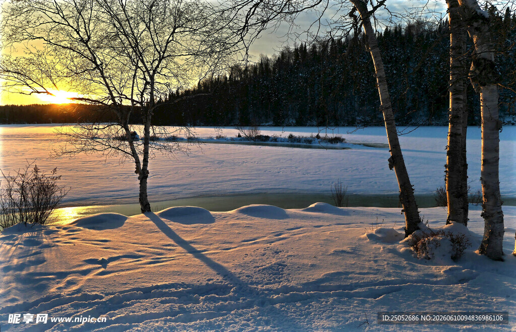 冬日湖畔夕阳雪景