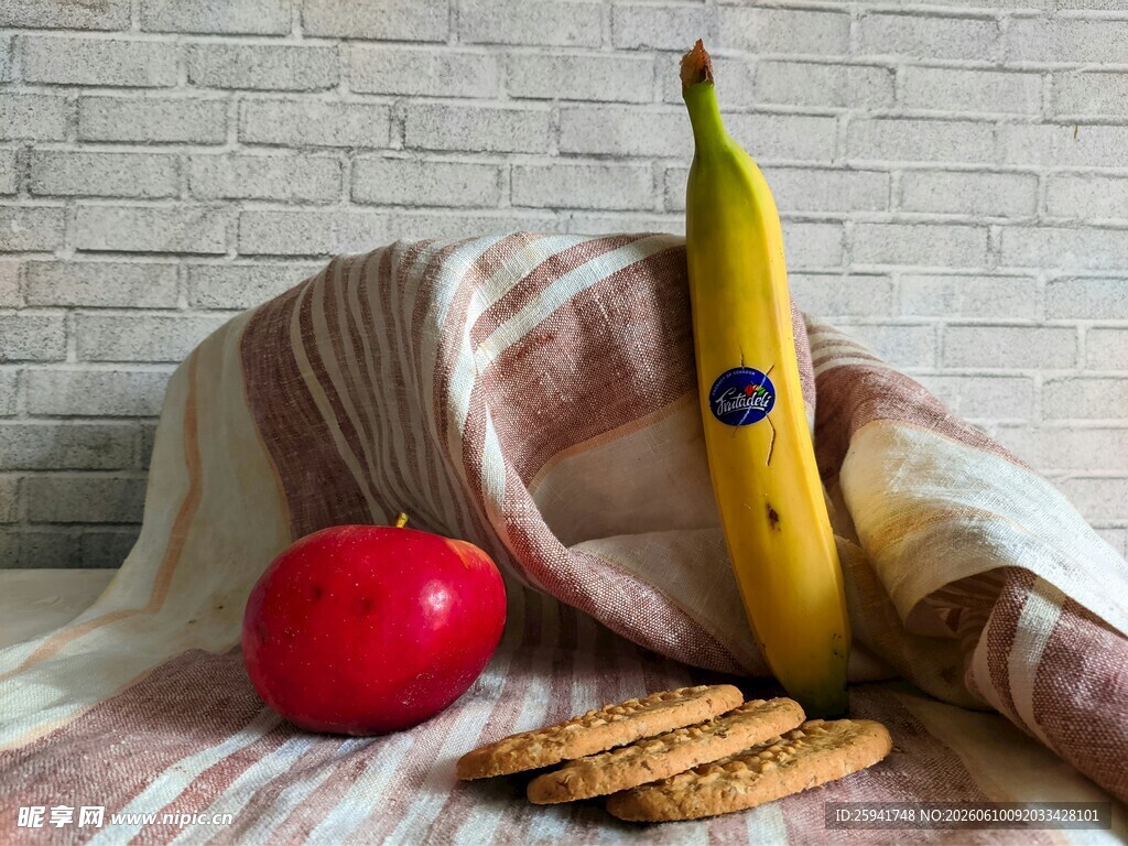 水果与饼干的温馨组合