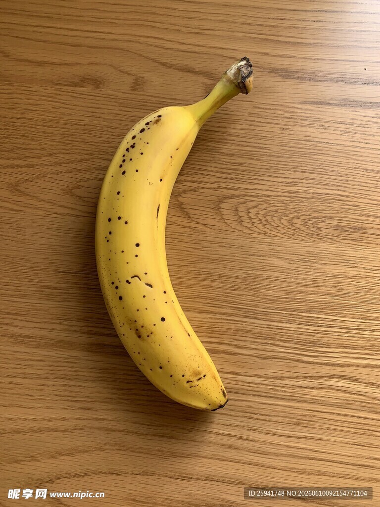 木桌上的带斑点黄香蕉