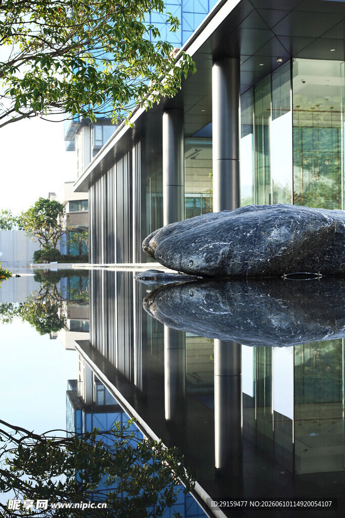 现代建筑旁的静谧水景