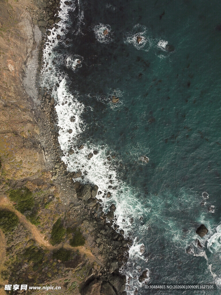俯瞰蔚蓝海岸与白色浪花