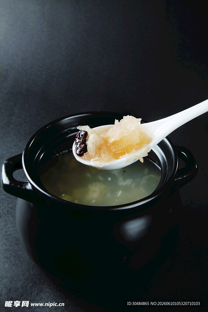 黑锅中的美味养生汤品