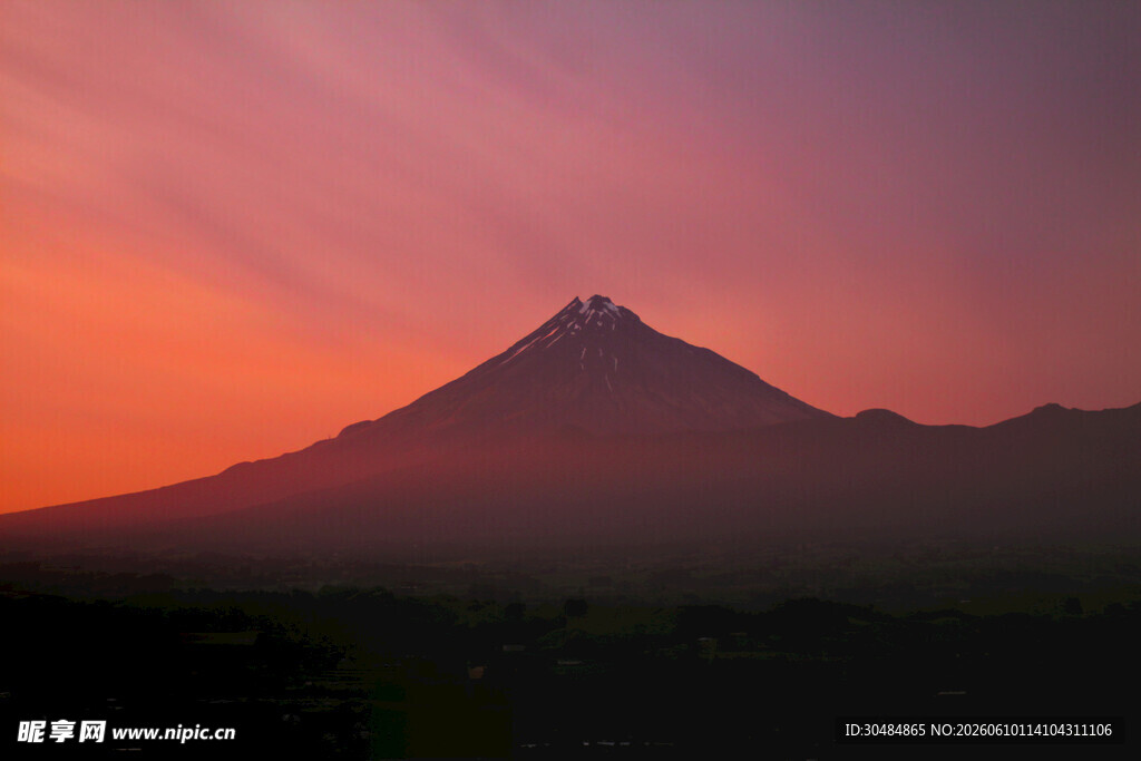 日落中巍峨壮丽的山峰