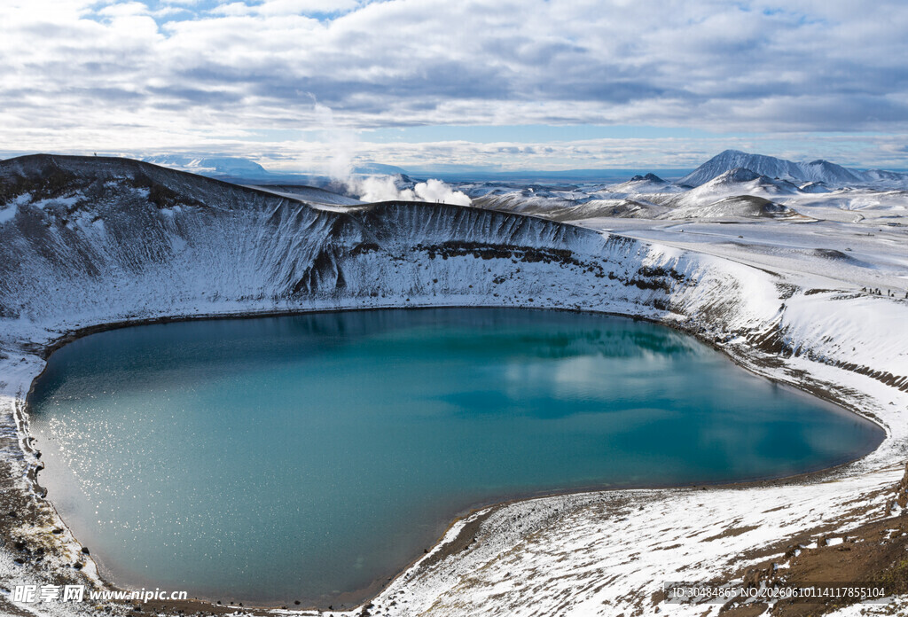雪山环绕的碧蓝湖泊