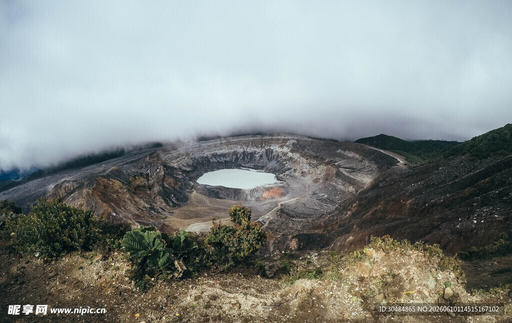 云雾环绕的火山口景观